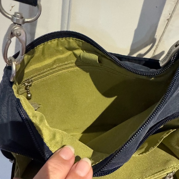 Secured Anti- left Baggallini   Crossbody  Bag - Picture 15 of 16